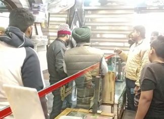 ਅੰਮ੍ਰਿਤਸਰ : ਜਿਊਲਰੀ ਸ਼ਾਪ ‘ਚੋਂ 1 ਕਰੋੜ ਦੇ ਗਹਿਣੇ ਚੋਰੀ, ਦੁਕਾਨ ਦੀ ਕੰਧ ਤੋੜ ਕੇ ਅੰਦਰ ਵੜੇ ਚੋਰ