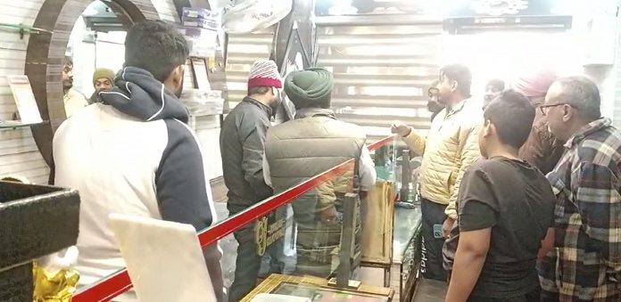 ਅੰਮ੍ਰਿਤਸਰ : ਜਿਊਲਰੀ ਸ਼ਾਪ ‘ਚੋਂ 1 ਕਰੋੜ ਦੇ ਗਹਿਣੇ ਚੋਰੀ, ਦੁਕਾਨ ਦੀ ਕੰਧ ਤੋੜ ਕੇ ਅੰਦਰ ਵੜੇ ਚੋਰ