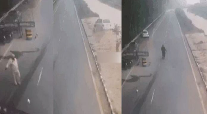 ਜਲੰਧਰ : ਨਾਕੇ ‘ਤੇ ASI ਨੇ ਕਾਰ ਚਾਲਕ ਨੂੰ ਰੁਕਣ ਦਾ ਕੀਤਾ ਇਸ਼ਾਰਾ, ਘਸੀਟ ਕੇ ਲੈ ਗਿਆ ਨੌਜਵਾਨ, ਡਿਵਾਈਡਰ ‘ਤੇ ਸੁੱਟ ਕੇ ਫਰਾਰ