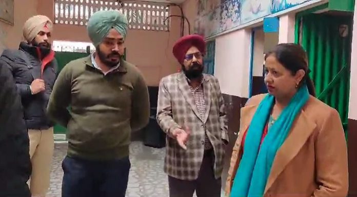 ਲੁਧਿਆਣਾ : ਛੁੱਟੀਆਂ ਦੇ ਬਾਵਜੂਦ ਸਕੂਲ ‘ਚ ਲੱਗੀਆਂ ਸਨ ਕਲਾਸਾਂ, ‘ਆਪ’ ਵਿਧਾਇਕਾ ਨੇ ਮਾਰਿਆ ਛਾਪਾ, ਮੌਕੇ ‘ਤੇ ਕੀਤੀ ਕਾਰਵਾਈ