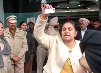 ਜਲੰਧਰ : NRI ਸਭਾ ਦੀਆਂ ਚੋਣਾਂ ‘ਚ ਉਮੀਦਵਾਰ ਨੇ ਕੀਤਾ ਬਾਈਕਾਟ, ਕਿਹਾ – ਵੋਟਰਾਂ ਨੂੰ ਨਹੀਂ ਪਾਉਣ ਦਿੱਤੀ ਜਾ ਰਹੀ ਵੋਟ