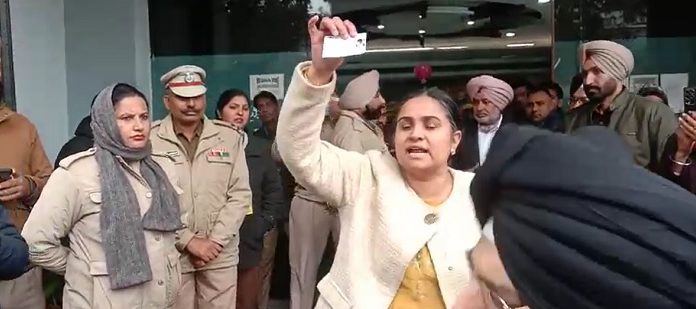 ਜਲੰਧਰ : NRI ਸਭਾ ਦੀਆਂ ਚੋਣਾਂ ‘ਚ ਉਮੀਦਵਾਰ ਨੇ ਕੀਤਾ ਬਾਈਕਾਟ, ਕਿਹਾ – ਵੋਟਰਾਂ ਨੂੰ ਨਹੀਂ ਪਾਉਣ ਦਿੱਤੀ ਜਾ ਰਹੀ ਵੋਟ