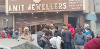 ਜਲੰਧਰ ‘ਚ ਸੁਨਿਆਰੇ ਦੀਆਂ ਦੁਕਾਨਾਂ ‘ਚੋਂ 56 ਲੱਖ ਦੇ ਗਹਿਣੇ ਚੋਰੀ, ਵਾਰਦਾਤ ਮਗਰੋਂ ਚੋਰਾਂ ਨੇ ਨਹਿਰ ‘ਚ ਸੁੱਟੀ ਖਾਲੀ ਅਲਮਾਰੀ