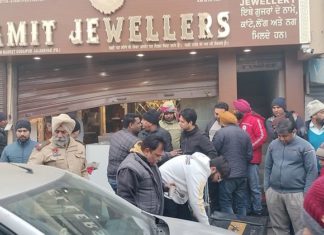 ਜਲੰਧਰ ‘ਚ ਸੁਨਿਆਰੇ ਦੀਆਂ ਦੁਕਾਨਾਂ ‘ਚੋਂ 56 ਲੱਖ ਦੇ ਗਹਿਣੇ ਚੋਰੀ, ਵਾਰਦਾਤ ਮਗਰੋਂ ਚੋਰਾਂ ਨੇ ਨਹਿਰ ‘ਚ ਸੁੱਟੀ ਖਾਲੀ ਅਲਮਾਰੀ