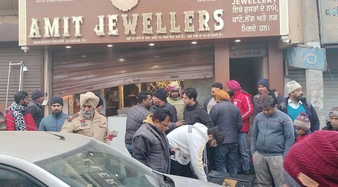 ਜਲੰਧਰ ‘ਚ ਸੁਨਿਆਰੇ ਦੀਆਂ ਦੁਕਾਨਾਂ ‘ਚੋਂ 56 ਲੱਖ ਦੇ ਗਹਿਣੇ ਚੋਰੀ, ਵਾਰਦਾਤ ਮਗਰੋਂ ਚੋਰਾਂ ਨੇ ਨਹਿਰ ‘ਚ ਸੁੱਟੀ ਖਾਲੀ ਅਲਮਾਰੀ