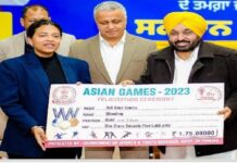 CM ਮਾਨ ਨੇ ਸ਼ੂਟਰ ਸਿਫ਼ਤ ਕੌਰ ਨੂੰ ਸੌਂਪਿਆ 1 ਕਰੋੜ 75 ਲੱਖ ਦਾ ਚੈੱਕ, ਸ਼ਾਨਦਾਰ ਪ੍ਰਦਰਸ਼ਨ ਲਈ ਕੀਤਾ ਸਨਮਾਨਿਤ
