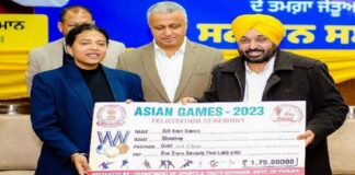 CM ਮਾਨ ਨੇ ਸ਼ੂਟਰ ਸਿਫ਼ਤ ਕੌਰ ਨੂੰ ਸੌਂਪਿਆ 1 ਕਰੋੜ 75 ਲੱਖ ਦਾ ਚੈੱਕ, ਸ਼ਾਨਦਾਰ ਪ੍ਰਦਰਸ਼ਨ ਲਈ ਕੀਤਾ ਸਨਮਾਨਿਤ