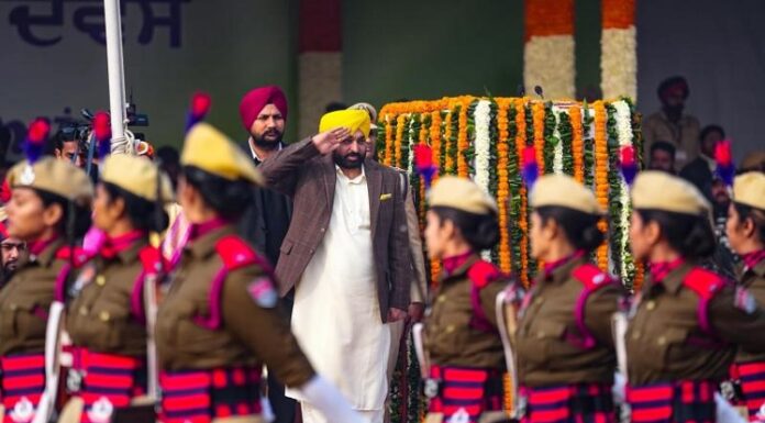 CM ਮਾਨ ਨੇ ਲੁਧਿਆਣਾ ‘ਚ ਲਹਿਰਾਇਆ ਤਿਰੰਗਾ, ਕਿਹਾ – ਗਣਤੰਤਰ ਦਿਵਸ ਪੰਜਾਬ ਕਰਕੇ ਹੀ ਆਇਆ