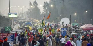 ਸ਼ੰਭੂ ਅਤੇ ਖਨੌਰੀ ਬਾਰਡਰ ‘ਤੇ ਹਾਲਾਤ ਤਣਾਅਪੂਰਨ, ਕਿਸਾਨਾਂ ‘ਤੇ ਵਰ੍ਹਾਏ ਜਾ ਰਹੇ ਨੇ ਅੱਥਰੂ ਗੈਸ ਦੇ ਗੋਲੇ