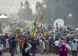 ਸ਼ੰਭੂ ਅਤੇ ਖਨੌਰੀ ਬਾਰਡਰ ‘ਤੇ ਹਾਲਾਤ ਤਣਾਅਪੂਰਨ, ਕਿਸਾਨਾਂ ‘ਤੇ ਵਰ੍ਹਾਏ ਜਾ ਰਹੇ ਨੇ ਅੱਥਰੂ ਗੈਸ ਦੇ ਗੋਲੇ