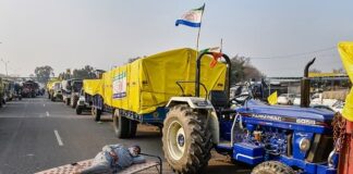 ਗਰਾਊਂਡ ਰਿਪੋਰਟ : ਖਰਾਬ ਮੌਸਮ ‘ਚ ਵੀ ਡਟੇ ਕਿਸਾਨ, ਮੋਬਾਈਲ ਨੈੱਟ ਬੰਦ, ਵਾਕੀ-ਟਾਕੀ ਨਾਲ ਦਿੱਤੇ ਜਾ ਰਹੇ ਜ਼ਰੂਰੀ ਦਿਸ਼ਾ-ਨਿਰਦੇਸ਼