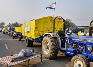 ਗਰਾਊਂਡ ਰਿਪੋਰਟ : ਖਰਾਬ ਮੌਸਮ ‘ਚ ਵੀ ਡਟੇ ਕਿਸਾਨ, ਮੋਬਾਈਲ ਨੈੱਟ ਬੰਦ, ਵਾਕੀ-ਟਾਕੀ ਨਾਲ ਦਿੱਤੇ ਜਾ ਰਹੇ ਜ਼ਰੂਰੀ ਦਿਸ਼ਾ-ਨਿਰਦੇਸ਼