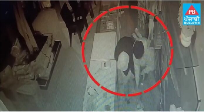 ਲੁਧਿਆਣਾ : ਥਾਣੇਦਾਰ ਤੇ ਟੀਚਰ ਦੇ ਪੁੱਤ ਨੇ ਸ਼ੋਅਰੂਮ ‘ਚ ਕੀਤਾ ਹੱਥ ਸਾਫ, ਡੇਢ ਘੰਟਾ ਕਰਦੇ ਰਹੇ ਚੋਰੀ, ਵੇਖੋ ਵੀਡੀਓ…