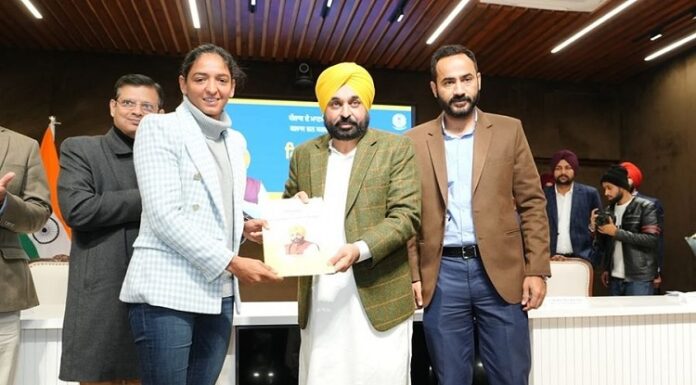 ਭਾਰਤੀ ਮਹਿਲਾ ਕ੍ਰਿਕਟ ਟੀਮ ਦੀ ਕਪਤਾਨ ਹਰਮਨਪ੍ਰੀਤ ਕੌਰ ਸਣੇ 7 ਖਿਡਾਰੀ DSP ਤੇ 4 PCS ਬਣੇ, CM ਮਾਨ ਨੇ ਸੌਂਪੇ ਨਿਯੁਕਤੀ ਪੱਤਰ