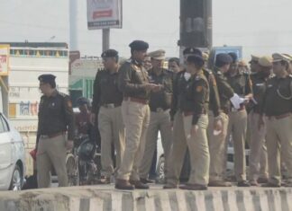 ਕਿਸਾਨ ਅੰਦੋਲਨ ਨੂੰ ਲੈ ਕੇ ਦਿੱਲੀ ਪੁਲਿਸ ਅਲਰਟ : ਸਿੰਘੂ ਬਾਰਡਰ ‘ਤੇ ਕੰਡਿਆਲੀ ਤਾਰ, ਸੀਮੈਂਟ ਦੇ ਬੈਰੀਕੇਡ ਤੇ 3000 ਜਵਾਨ