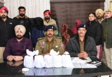 ਜਲੰਧਰ ‘ਚ ਨਸ਼ਾ ਵੇਚ ਰਹੇ ਸਨ ਪ੍ਰਵਾਸੀ, ਪੁਲਿਸ ਨੇ 3 ਮਹਿਲਾਵਾਂ ਸਣੇ 5 ਬੰਦਿਆਂ ਨੂੰ ਪੰਜ ਕਿੱਲੋ ਅਫੀਮ ਸਣੇ ਕੀਤਾ ਕਾਬੂ