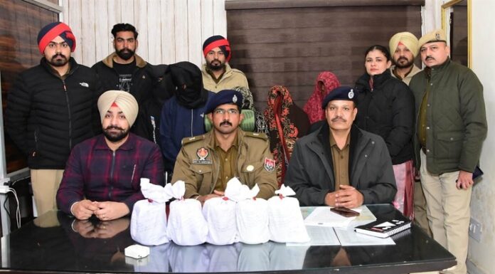 ਜਲੰਧਰ ‘ਚ ਨਸ਼ਾ ਵੇਚ ਰਹੇ ਸਨ ਪ੍ਰਵਾਸੀ, ਪੁਲਿਸ ਨੇ 3 ਮਹਿਲਾਵਾਂ ਸਣੇ 5 ਬੰਦਿਆਂ ਨੂੰ ਪੰਜ ਕਿੱਲੋ ਅਫੀਮ ਸਣੇ ਕੀਤਾ ਕਾਬੂ