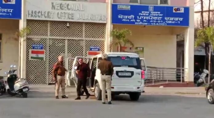 ਜਲੰਧਰ ‘ਚ CBI ਨੇ ਰਿਸ਼ਵਤ ਦੇ ਮਾਮਲੇ ‘ਚ ਖੇਤਰੀ ਪਾਸਪੋਰਟ ਅਫਸਰ ਸਮੇਤ 3 ਨੂੰ ਕੀਤਾ ਗ੍ਰਿਫਤਾਰ, ਤਲਾਸ਼ੀ ਦੌਰਾਨ 25 ਲੱਖ ਕੈਸ਼ ਬਰਾਮਦ