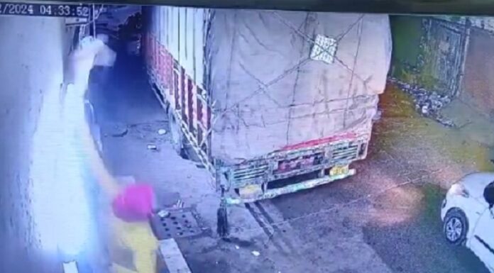 ਜਲੰਧਰ ‘ਚ ਚੋਰਾਂ ਨੂੰ ਬਿਲਕੁਲ ਨਹੀਂ ਪੁਲਿਸ ਦਾ ਖੌਫ, ਥਾਣੇ ਤੋਂ ਸਿਰਫ 200 ਮੀਟਰ ਦੂਰ ਸਥਿਤ ਦੁਕਾਨ ‘ਚੋਂ 7 ਮਿੰਟ ‘ਚ ਲੱਖਾਂ ਦੀ ਚੋਰੀ