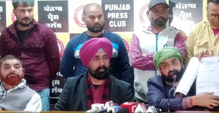 ਅਲਮਸਤ ਬਾਪੂ ਲਾਲ ਬਾਦਸ਼ਾਹ ਦੀ ਜ਼ਮੀਨ ਨੂੰ ਲੈ ਕੇ ਹੋਇਆ ਵਿਵਾਦ, MP ਹੰਸਰਾਜ ਹੰਸ ‘ਤੇ ਲੱਗੇ ਗੰਭੀਰ ਆਰੋਪ