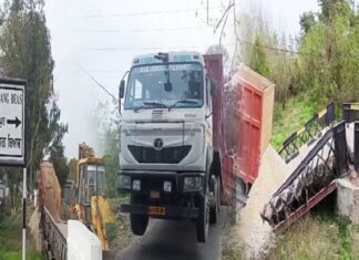 ਡੇਰਾ ਬਿਆਸ ਦੇ ਸਤਿਸੰਗ ਭਵਨ ਨੂੰ ਜਾਂਦਾ ਪੁੱਲ ਟੁੱਟਿਆ, ਓਵਰਲੋਡ ਟਿੱਪਰ ਲੰਘਣ ਕਾਰਨ ਵਾਪਰਿਆ ਹਾ.ਦਸਾ