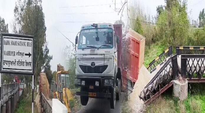 ਡੇਰਾ ਬਿਆਸ ਦੇ ਸਤਿਸੰਗ ਭਵਨ ਨੂੰ ਜਾਂਦਾ ਪੁੱਲ ਟੁੱਟਿਆ, ਓਵਰਲੋਡ ਟਿੱਪਰ ਲੰਘਣ ਕਾਰਨ ਵਾਪਰਿਆ ਹਾ.ਦਸਾ