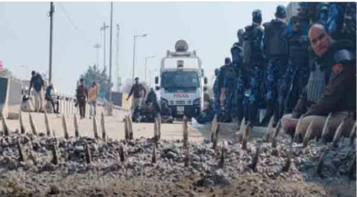 ਪੰਜਾਬ ਤੋਂ ਟਰੈਕਟਰ ਲੈ ਕੇ ਨਿਕਲੇ ਕਿਸਾਨ, ਰਸਤੇ ‘ਚ ਕੰਡੇਦਾਰ ਤਾਰਾਂ, ਸੀਮੈਂਟ ਦੇ ਬੈਰੀਕੇਡ, ਹਰਿਆਣਾ ‘ਚ ਬਣਾਈਆਂ ਟੈਂਪਰੇਰੀ ਜੇਲ੍ਹਾਂ