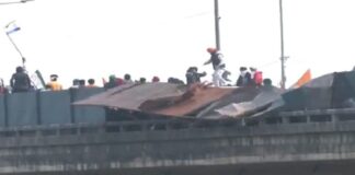 ਕਿਸਾਨਾਂ ਨੇ ਫਲਾਈਓਵਰ ਤੋਂ ਸੁੱਟੇ ਬੈਰੀਅਰ, ਪੁਲਿਸ ਨੇ ਕੀਤੀਆਂ ਪਾਣੀ ਦੀਆਂ ਬੌਛਾਰਾਂ, ਮਾਹੌਲ ਬਣਿਆ ਤਣਾਅਪੂਰਨ