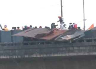 ਕਿਸਾਨਾਂ ਨੇ ਫਲਾਈਓਵਰ ਤੋਂ ਸੁੱਟੇ ਬੈਰੀਅਰ, ਪੁਲਿਸ ਨੇ ਕੀਤੀਆਂ ਪਾਣੀ ਦੀਆਂ ਬੌਛਾਰਾਂ, ਮਾਹੌਲ ਬਣਿਆ ਤਣਾਅਪੂਰਨ