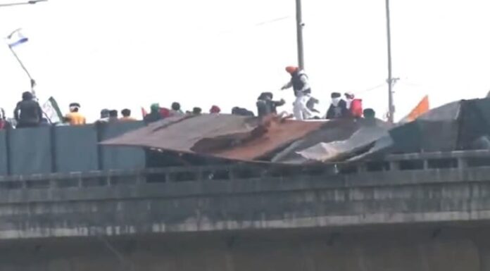 ਕਿਸਾਨਾਂ ਨੇ ਫਲਾਈਓਵਰ ਤੋਂ ਸੁੱਟੇ ਬੈਰੀਅਰ, ਪੁਲਿਸ ਨੇ ਕੀਤੀਆਂ ਪਾਣੀ ਦੀਆਂ ਬੌਛਾਰਾਂ, ਮਾਹੌਲ ਬਣਿਆ ਤਣਾਅਪੂਰਨ