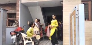 ਮੋਹਾਲੀ : ਵਿਆਹ ਵਾਲੇ ਘਰੋਂ ਇਕ ਲੱਖ ਦੀ ਵਧਾਈ ਨਾ ਮਿਲਣ ‘ਤੇ ਕਿੰਨਰਾਂ ਨੇ ਲਾਹੇ ਕੱਪੜੇ, ਹੰਗਾਮਾ