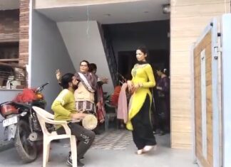 ਮੋਹਾਲੀ : ਵਿਆਹ ਵਾਲੇ ਘਰੋਂ ਇਕ ਲੱਖ ਦੀ ਵਧਾਈ ਨਾ ਮਿਲਣ ‘ਤੇ ਕਿੰਨਰਾਂ ਨੇ ਲਾਹੇ ਕੱਪੜੇ, ਹੰਗਾਮਾ