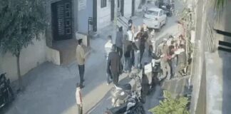 ਗਲੀ ਦੇ ਮਾਮੂਲੀ ਵਿਵਾਦ ਨੂੰ ਲੈ ਕੇ ਬੈਂਕ ਮੈਨੇਜਰ ਦੀ ਕੁੱਟਮਾਰ, ਸੀਸੀਟੀਵੀ ‘ਚ ਕੈਦ ਹੋਈ ਵਾਰਦਾਤ