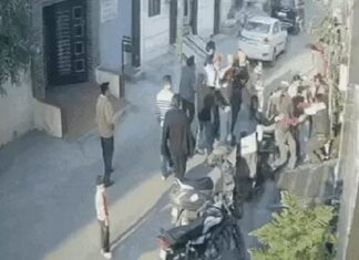 ਗਲੀ ਦੇ ਮਾਮੂਲੀ ਵਿਵਾਦ ਨੂੰ ਲੈ ਕੇ ਬੈਂਕ ਮੈਨੇਜਰ ਦੀ ਕੁੱਟਮਾਰ, ਸੀਸੀਟੀਵੀ ‘ਚ ਕੈਦ ਹੋਈ ਵਾਰਦਾਤ