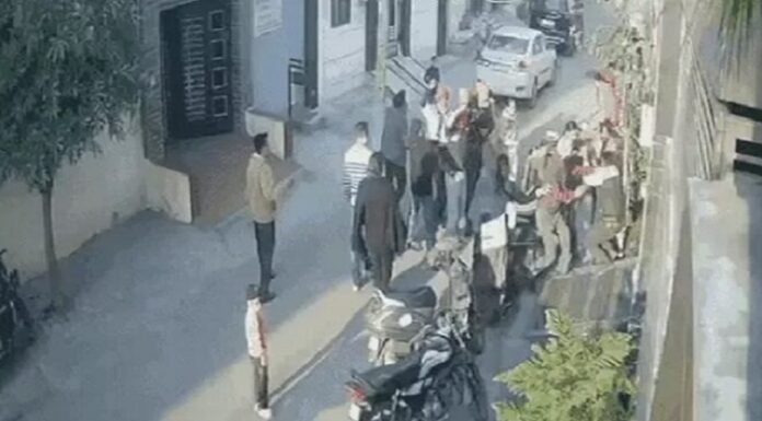 ਗਲੀ ਦੇ ਮਾਮੂਲੀ ਵਿਵਾਦ ਨੂੰ ਲੈ ਕੇ ਬੈਂਕ ਮੈਨੇਜਰ ਦੀ ਕੁੱਟਮਾਰ, ਸੀਸੀਟੀਵੀ ‘ਚ ਕੈਦ ਹੋਈ ਵਾਰਦਾਤ