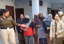 ਹੁਸ਼ਿਆਰਪੁਰ : ਘਰ ‘ਚ ਚੱਲ ਰਿਹਾ ਸੀ ਜਿਸਮਫਰੋਸ਼ੀ ਦਾ ਧੰਦਾ, 6 ਔਰਤਾਂ ਸਣੇ 11 ਵਿਅਕਤੀ ਇਤਰਾਜ਼ਯੋਗ ਹਾਲਤ ‘ਚ ਫੜੇ