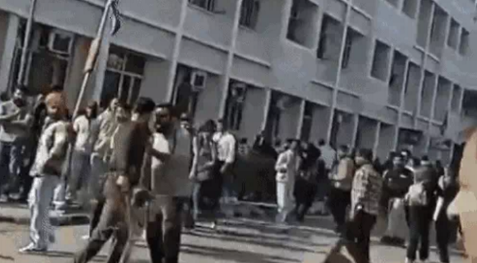 ਸੀਟੀ ਇੰਸਟੀਚਿਊਟ ‘ਚ ਵਿਦਿਆਰਥੀਆਂ ‘ਚ ਝੜਪ: ਇਕ-ਦੂਜੇ ‘ਤੇ ਪਥਰਾਅ, ਚੱਲੇ ਇੱਟਾਂ-ਰੋੜੇ, ਕਸ਼ਮੀਰੀਆਂ ਨੇ ਕਿਹਾ- ਵਿਦਿਆਰਥਣਾਂ ਨਾਲ ਛੇੜਛਾੜ ਕੀਤੀ, ਪੰਜਾਬੀਆਂ ਦਾ ਇਲਜ਼ਾਮ- ਪੱਗ ਉਤਾਰੀ, 14 ਸਸਪੈਂਡ