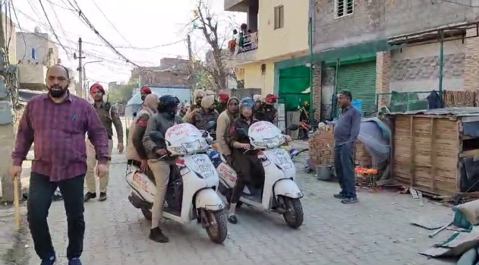 ਨਸ਼ਾ ਤਸਕਰਾਂ ਨੂੰ ਗ੍ਰਿਫ਼ਤਾਰ ਕਰਨ ਗਈ ਪੁਲਿਸ ‘ਤੇ ਹਮਲਾ, ਬਚਾਅ ‘ਚ ਪੁਲਿਸ ਨੇ ਕੀਤੀ ਹਵਾਈ ਫਾਇਰਿੰਗ