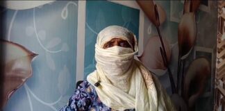 ਇਨਸਾਨੀਅਤ ਸ਼ਰਮਸਾਰ ! ਧੀ ਨਾਲ ਲਵ ਮੈਰਿਜ ਤੋਂ ਨਾਰਾਜ਼ ਪਰਿਵਾਰ ਵਾਲਿਆਂ ਨੇ ਮੁੰਡੇ ਦੀ ਮਾਂ ਨੂੰ ਅੱਧ-ਨੰ.ਗਾ ਕਰ ਕੇ ਗਲੀਆਂ ‘ਚ ਭਜਾਇਆ, ਵੀਡੀਓ ਬਣਾ ਕਰਤੀ ਵਾਇਰਲ