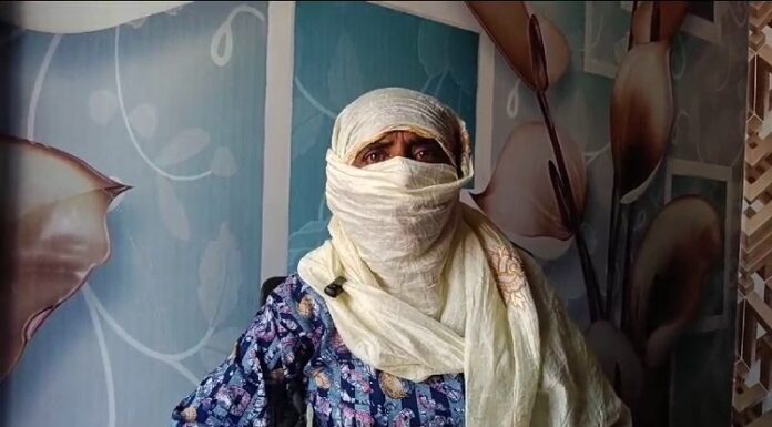 ਇਨਸਾਨੀਅਤ ਸ਼ਰਮਸਾਰ ! ਧੀ ਨਾਲ ਲਵ ਮੈਰਿਜ ਤੋਂ ਨਾਰਾਜ਼ ਪਰਿਵਾਰ ਵਾਲਿਆਂ ਨੇ ਮੁੰਡੇ ਦੀ ਮਾਂ ਨੂੰ ਅੱਧ-ਨੰ.ਗਾ ਕਰ ਕੇ ਗਲੀਆਂ ‘ਚ ਭਜਾਇਆ, ਵੀਡੀਓ ਬਣਾ ਕਰਤੀ ਵਾਇਰਲ