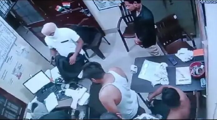 ਹੁਸ਼ਿਆਰਪੁਰ : ਫਾਈਨਾਂਸ ਕੰਪਨੀ ਦੇ ਦਫਤਰ ‘ਚ ਬੰਦੂਕ ਦੀ ਨੋਕ ‘ਤੇ ਲੱਖਾਂ ਦੀ ਲੁੱਟ, ਮੋਟਰਸਾਈਕਲ ‘ਤੇ ਫਰਾਰ ਹੋ ਗਏ ਬਦਮਾਸ਼