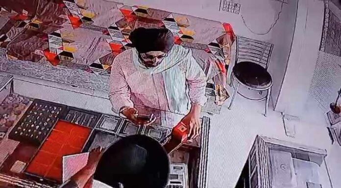 ਅੰਮ੍ਰਿਤਸਰ ‘ਚ ਦਿਨ-ਦਿਹਾੜੇ ਸੁਨਿਆਰੇ ਦੀ ਦੁਕਾਨ ‘ਚ ਲੁੱਟ, ਲੁਟੇਰੇ ਨੂੰ ਫੜਨ ਦੀ ਥਾਂ ਪੁਲਿਸ ਥਾਣੇ ਦੀ ਹੱਦਬੰਦੀ ‘ਚ ਉਲਝੀ