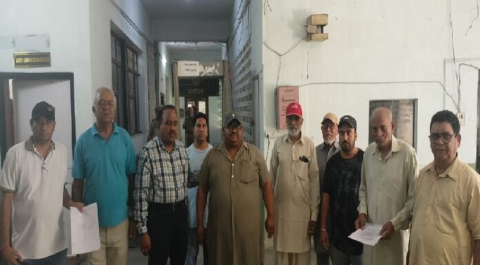 ਮੁਹੱਲਾ ਸੰਤੋਖਪੁਰਾ ਦੇ ਵਾਸੀਆਂ ਨੇ ਸ੍ਰੀ ਗੁਰੂ ਰਵਿਦਾਸ ਸਮਾਜ ਸੁਧਾਰ ਸਭਾ ਦੇ ਪ੍ਰਧਾਨ ਖਿਲਾਫ਼ DC ਨੂੰ ਕੀਤੀ ਸ਼ਿਕਾਇਤ