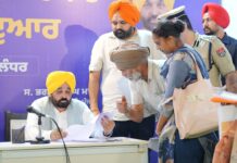 ਮੁੱਖ ਮੰਤਰੀ ਨੇ ਦਿੱਤੀ ਲੋਕਾਂ ਨੂੰ ਰਾਹਤ: ‘ਦੁਆਬੇ ‘ਚ ਸਰਕਾਰ ਤੁਹਾਡੇ ਦਰਬਾਰ’ ਸਕੀਮ ਤਹਿਤ ਆਪਣੀ ਜਲੰਧਰ ਰਿਹਾਇਸ਼ ਵਿਖੇ ਸਮੱਸਿਆਵਾਂ ਸੁਣੀਆਂ ਤੇ ਕੀਤਾ ਨਿਬੇੜਾ