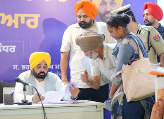 ਮੁੱਖ ਮੰਤਰੀ ਨੇ ਦਿੱਤੀ ਲੋਕਾਂ ਨੂੰ ਰਾਹਤ: ‘ਦੁਆਬੇ ‘ਚ ਸਰਕਾਰ ਤੁਹਾਡੇ ਦਰਬਾਰ’ ਸਕੀਮ ਤਹਿਤ ਆਪਣੀ ਜਲੰਧਰ ਰਿਹਾਇਸ਼ ਵਿਖੇ ਸਮੱਸਿਆਵਾਂ ਸੁਣੀਆਂ ਤੇ ਕੀਤਾ ਨਿਬੇੜਾ