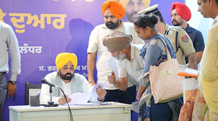 ਮੁੱਖ ਮੰਤਰੀ ਨੇ ਦਿੱਤੀ ਲੋਕਾਂ ਨੂੰ ਰਾਹਤ: ‘ਦੁਆਬੇ ‘ਚ ਸਰਕਾਰ ਤੁਹਾਡੇ ਦਰਬਾਰ’ ਸਕੀਮ ਤਹਿਤ ਆਪਣੀ ਜਲੰਧਰ ਰਿਹਾਇਸ਼ ਵਿਖੇ ਸਮੱਸਿਆਵਾਂ ਸੁਣੀਆਂ ਤੇ ਕੀਤਾ ਨਿਬੇੜਾ