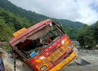 ਮਨਾਲੀ ਤੋਂ ਸਵਾਰੀਆਂ ਨਾਲ ਭਰੀ ਬੱਸ ਬਿਆਸ ਦਰਿਆ ‘ਚ ਡਿੱਗੀ, ਵੇਖੋ ਮੌਕੇ ਦੀ ਤਸਵੀਰ