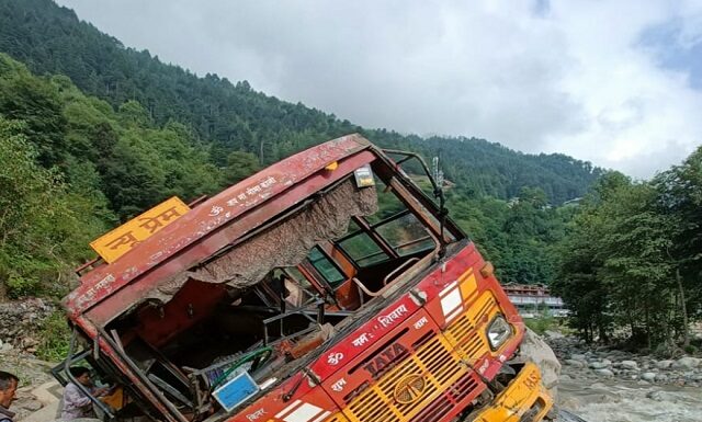 ਮਨਾਲੀ ਤੋਂ ਸਵਾਰੀਆਂ ਨਾਲ ਭਰੀ ਬੱਸ ਬਿਆਸ ਦਰਿਆ ‘ਚ ਡਿੱਗੀ, ਵੇਖੋ ਮੌਕੇ ਦੀ ਤਸਵੀਰ