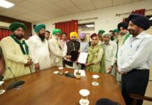 CM ਮਾਨ ਨੇ ਵਾਅਦਾ ਕੀਤਾ ਪੂਰਾ ! ਸ਼ਹੀਦ ਕਿਸਾਨ ਸ਼ੁਭਕਰਨ ਦੇ ਪਰਿਵਾਰ ਨੂੰ ਸੌਂਪਿਆ 1 ਕਰੋੜ ਦਾ ਚੈੱਕ, ਭੈਣ ਨੂੰ ਦਿੱਤਾ ਸਰਕਾਰੀ ਨੌਕਰੀ ਲਈ ਨਿਯੁਕਤੀ ਪੱਤਰ