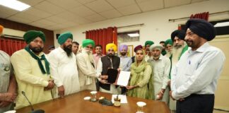 CM ਮਾਨ ਨੇ ਵਾਅਦਾ ਕੀਤਾ ਪੂਰਾ ! ਸ਼ਹੀਦ ਕਿਸਾਨ ਸ਼ੁਭਕਰਨ ਦੇ ਪਰਿਵਾਰ ਨੂੰ ਸੌਂਪਿਆ 1 ਕਰੋੜ ਦਾ ਚੈੱਕ, ਭੈਣ ਨੂੰ ਦਿੱਤਾ ਸਰਕਾਰੀ ਨੌਕਰੀ ਲਈ ਨਿਯੁਕਤੀ ਪੱਤਰ